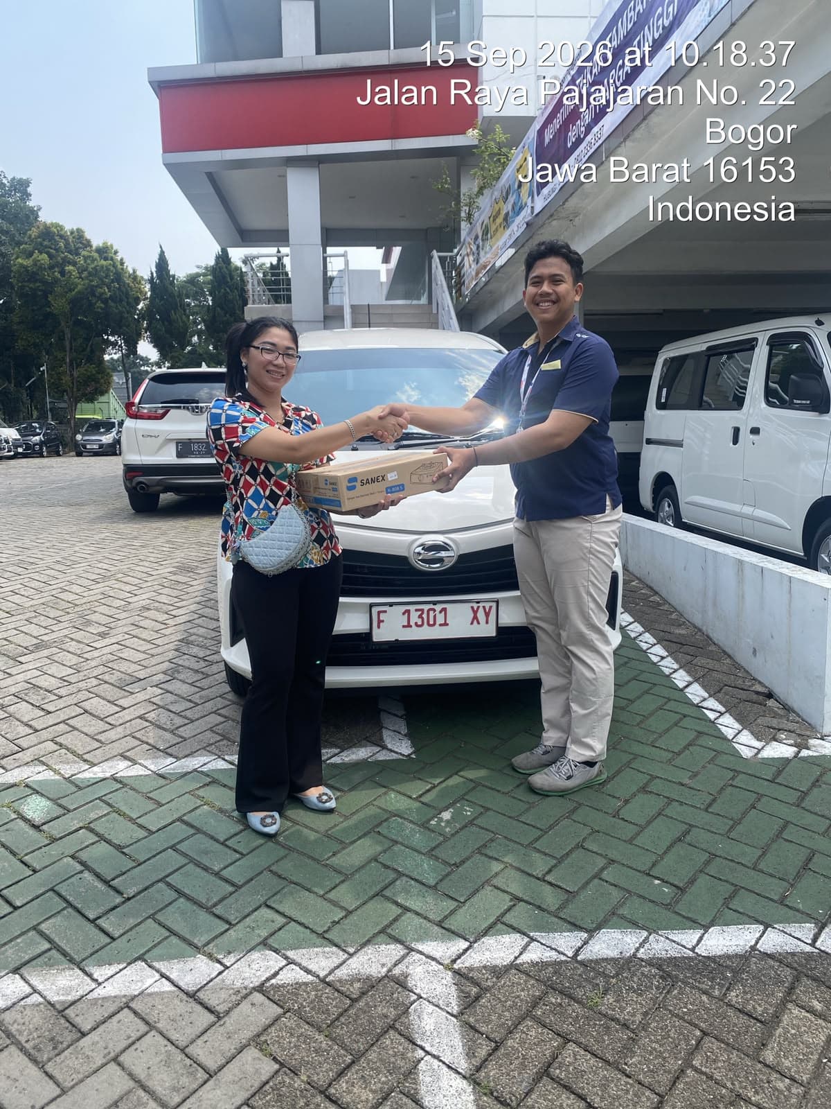 Momen serah terima unit Daihatsu kepada customer, foto 1 dari 24