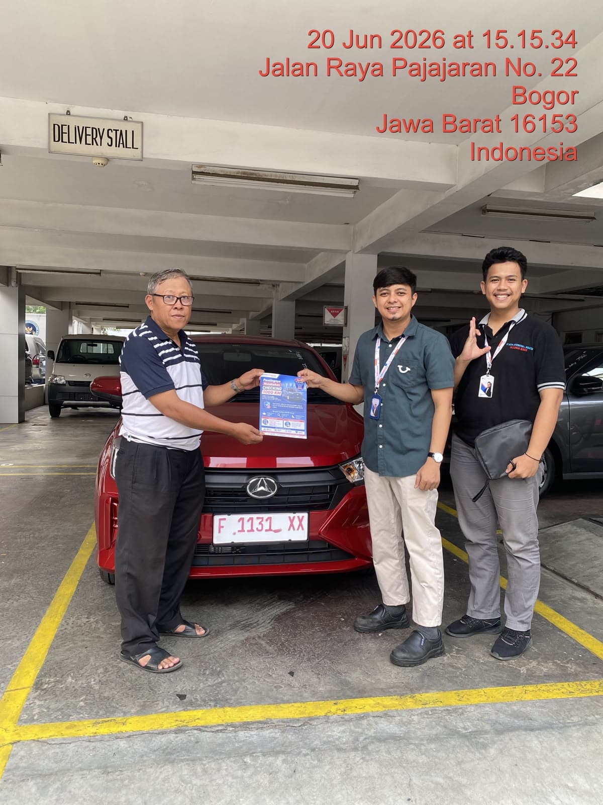 Momen serah terima unit Daihatsu kepada customer, foto 10 dari 24