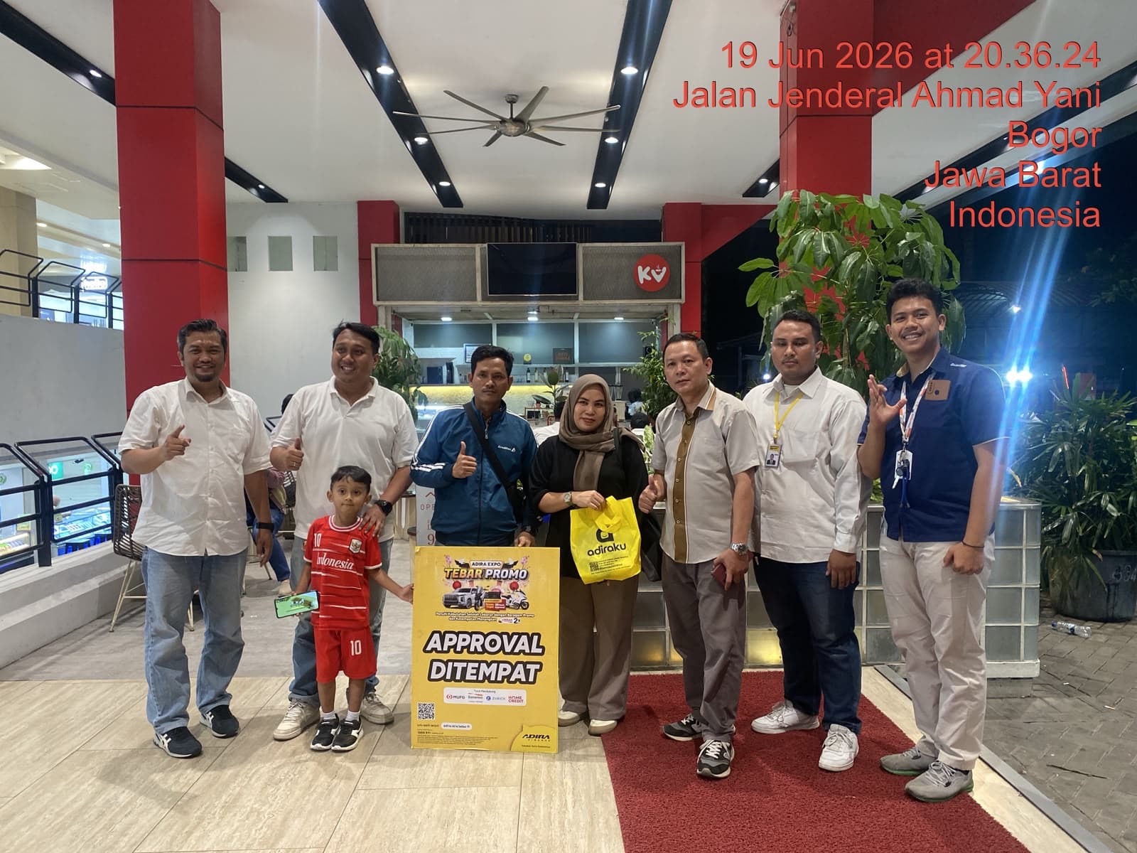 Momen serah terima unit Daihatsu kepada customer, foto 11 dari 24
