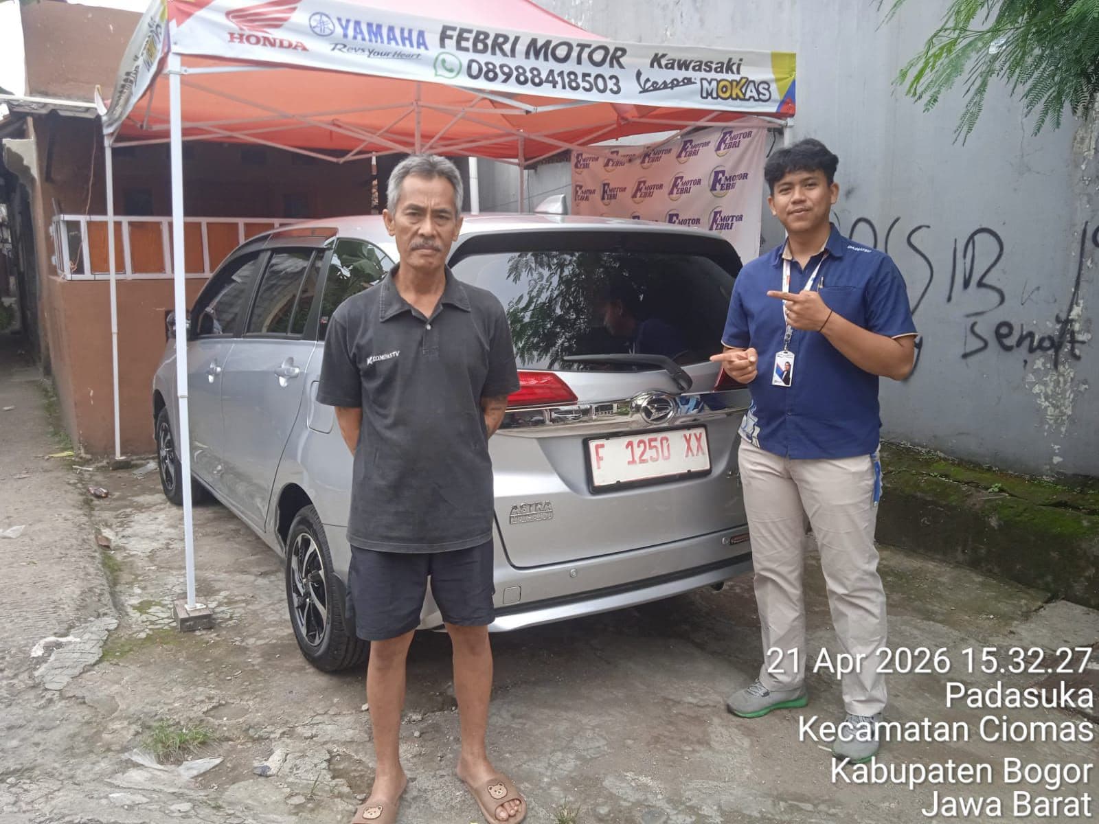 Momen serah terima unit Daihatsu kepada customer, foto 12 dari 24