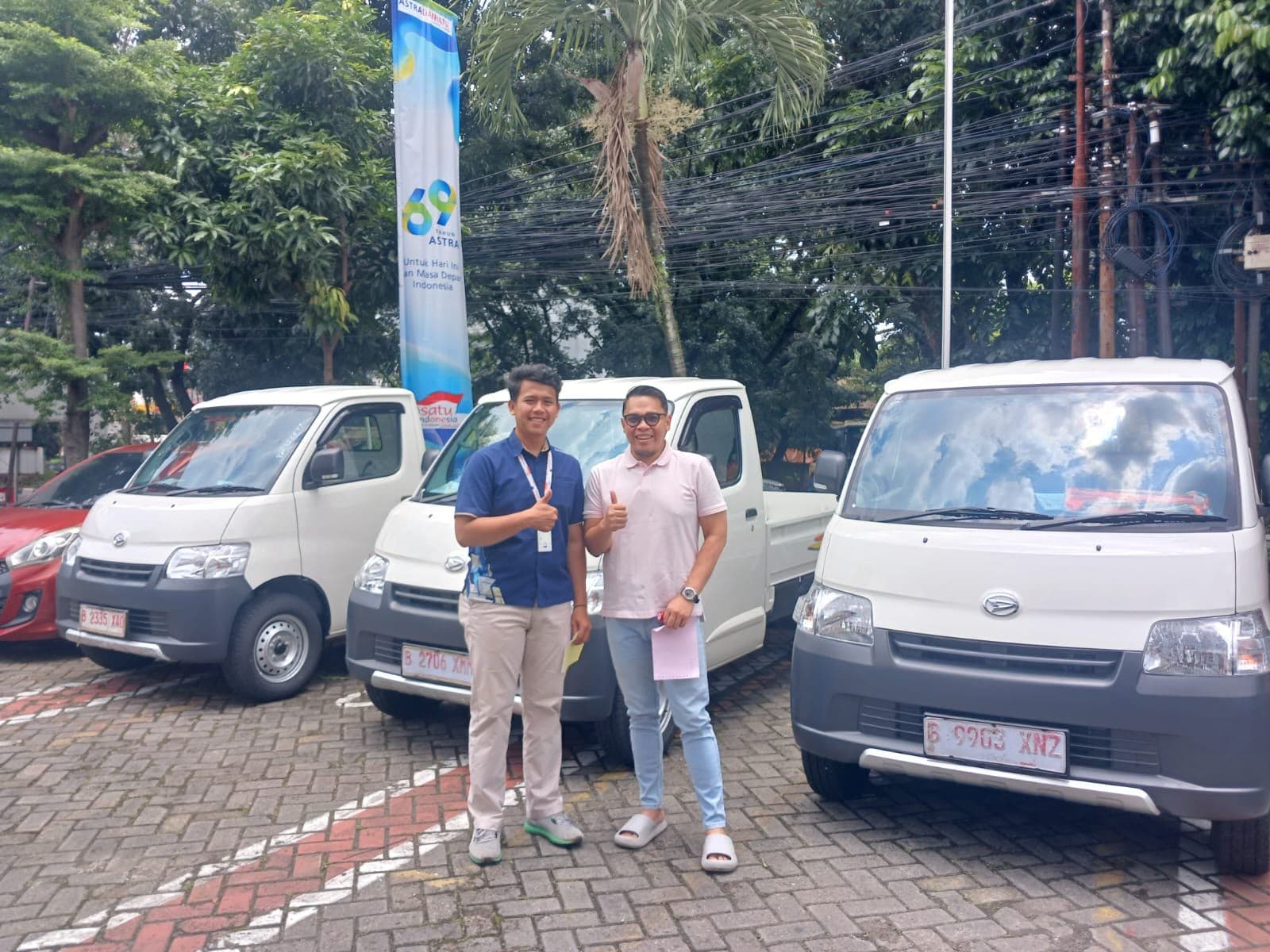 Momen serah terima unit Daihatsu kepada customer, foto 13 dari 24
