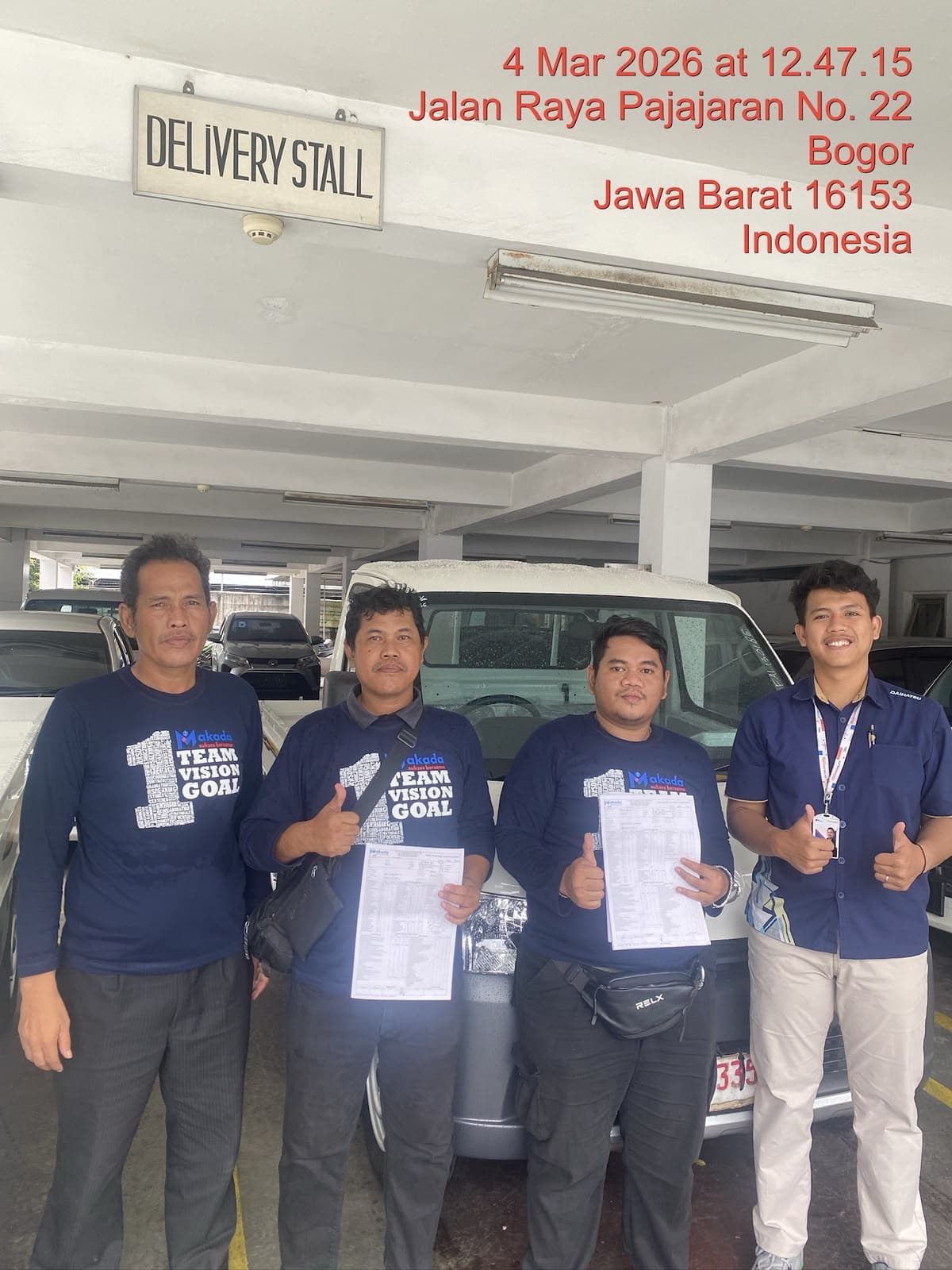 Momen serah terima unit Daihatsu kepada customer, foto 14 dari 24
