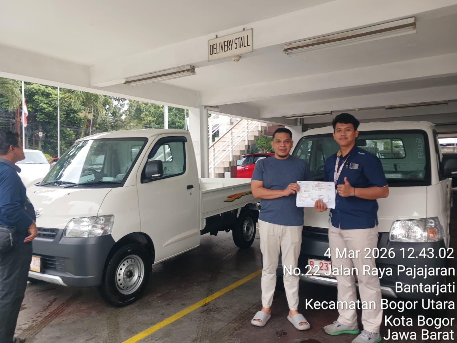 Momen serah terima unit Daihatsu kepada customer, foto 15 dari 24