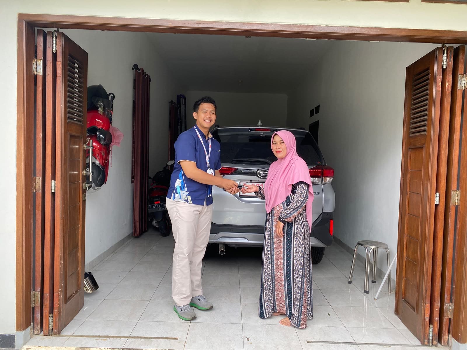 Momen serah terima unit Daihatsu kepada customer, foto 16 dari 24