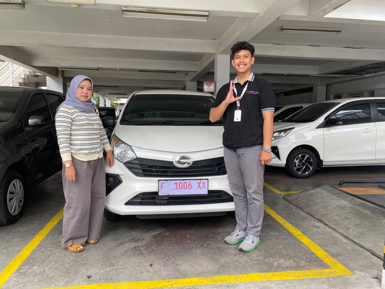 Momen serah terima unit Daihatsu kepada customer, foto 17 dari 24
