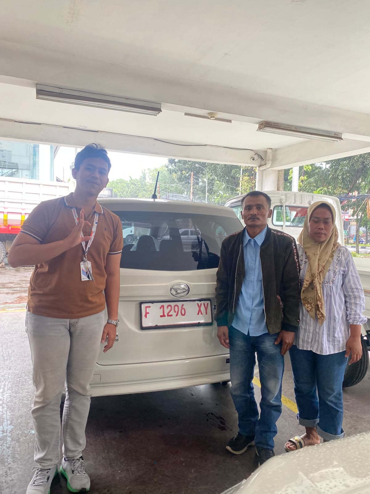 Momen serah terima unit Daihatsu kepada customer, foto 18 dari 24