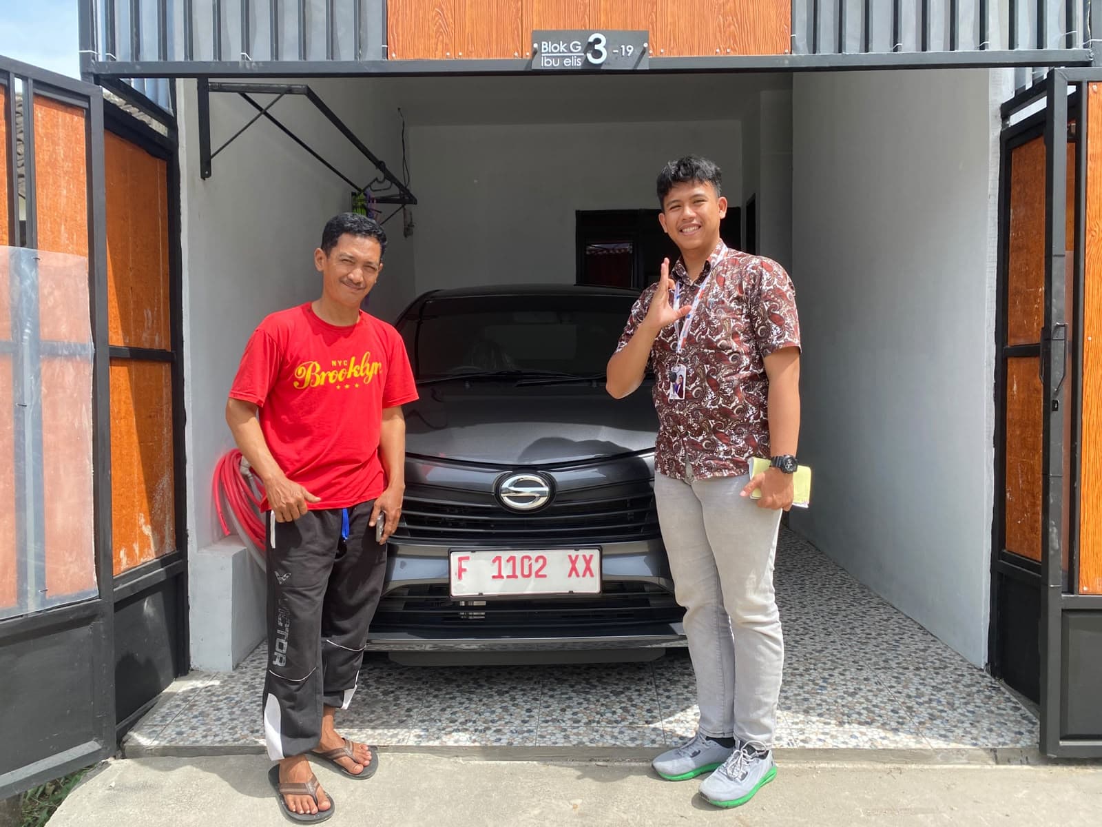 Momen serah terima unit Daihatsu kepada customer, foto 19 dari 24
