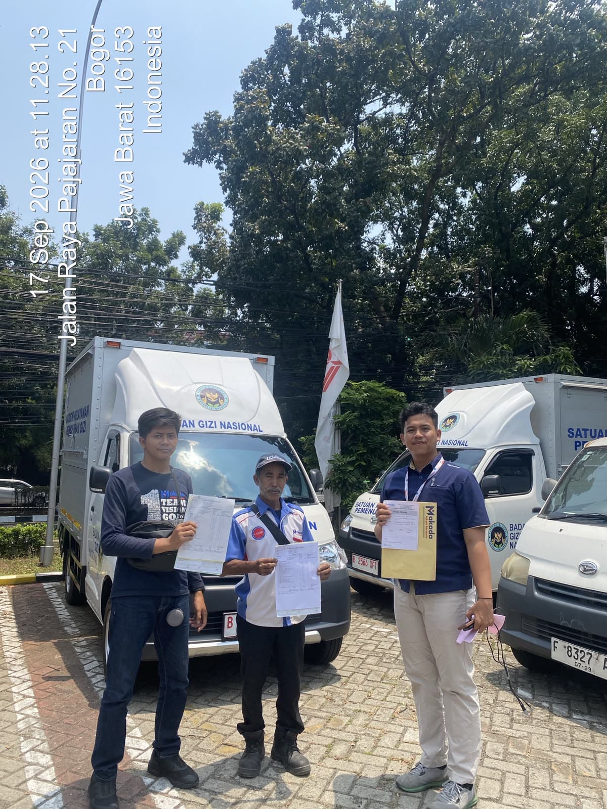 Momen serah terima unit Daihatsu kepada customer, foto 2 dari 24