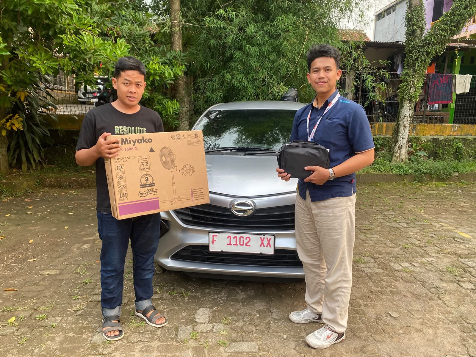 Momen serah terima unit Daihatsu kepada customer, foto 20 dari 24