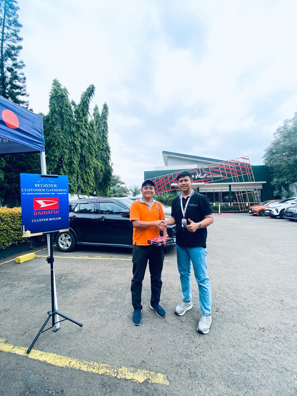 Momen serah terima unit Daihatsu kepada customer, foto 21 dari 24
