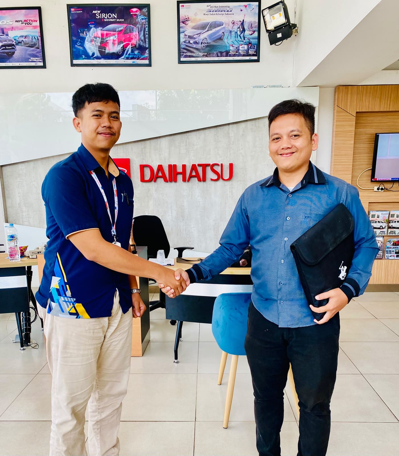 Momen serah terima unit Daihatsu kepada customer, foto 22 dari 24