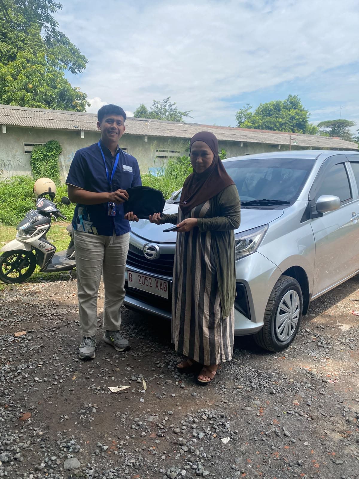 Momen serah terima unit Daihatsu kepada customer, foto 23 dari 24