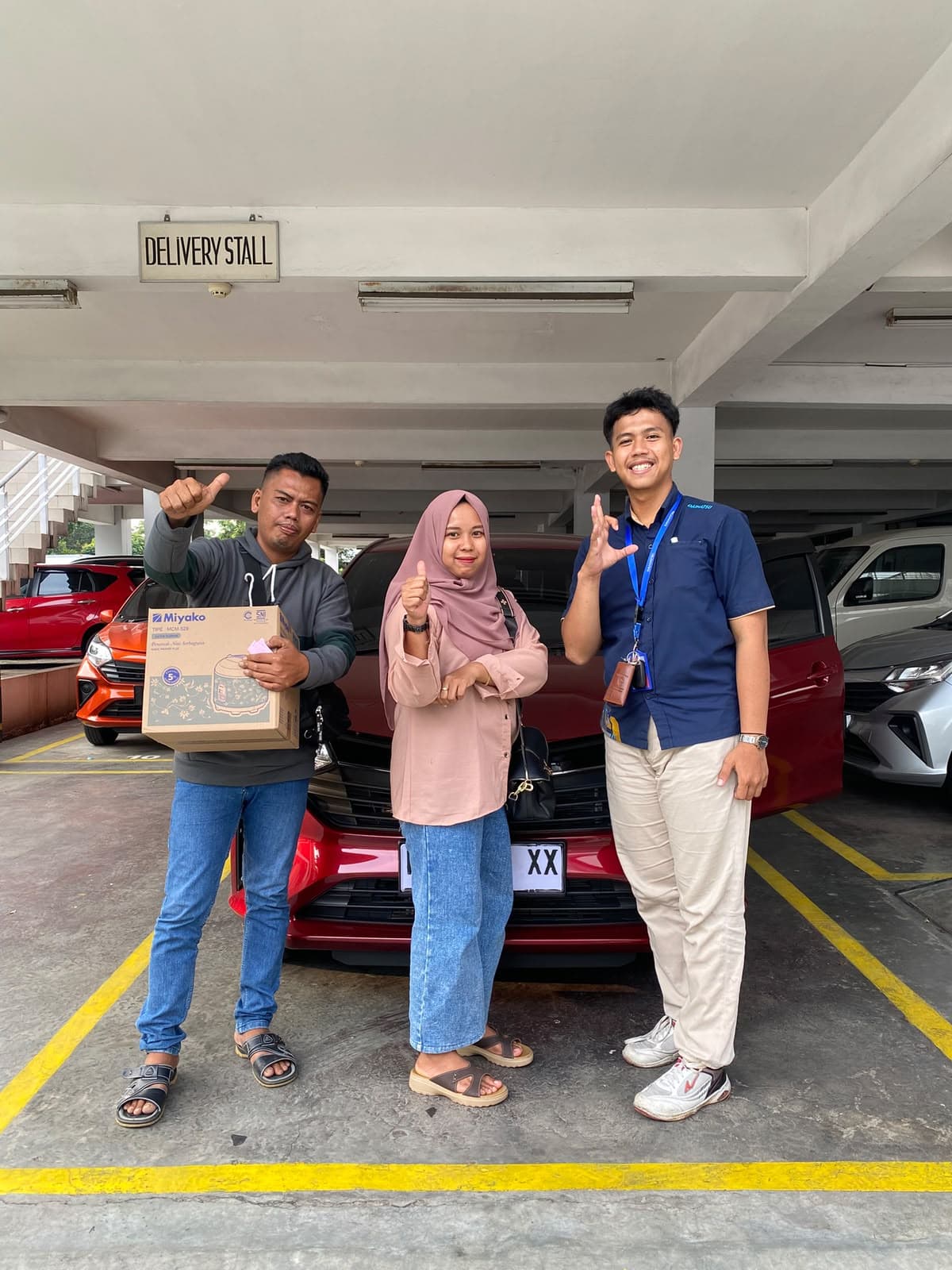 Momen serah terima unit Daihatsu kepada customer, foto 24 dari 24