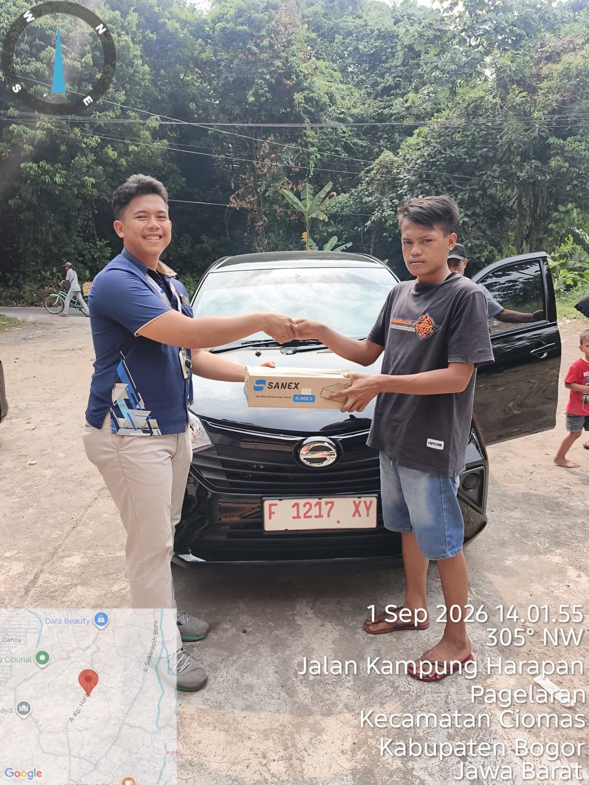 Momen serah terima unit Daihatsu kepada customer, foto 3 dari 24