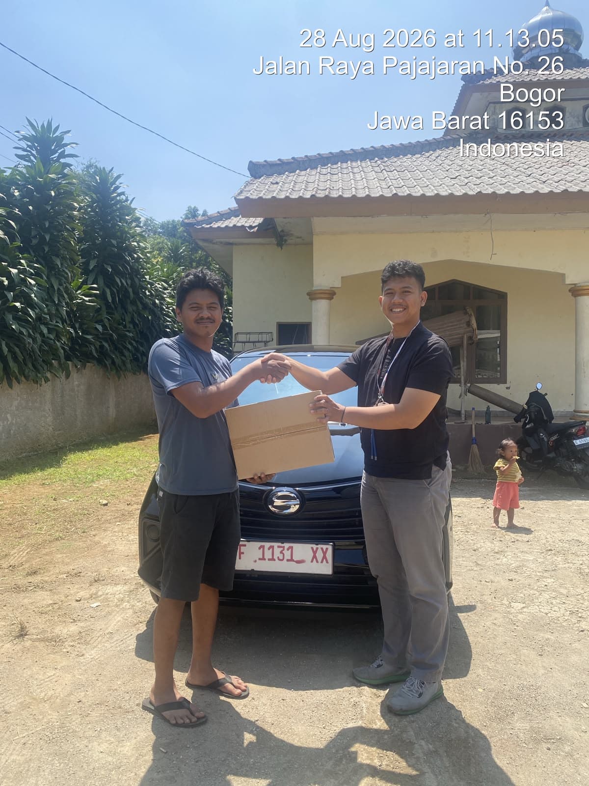 Momen serah terima unit Daihatsu kepada customer, foto 4 dari 24