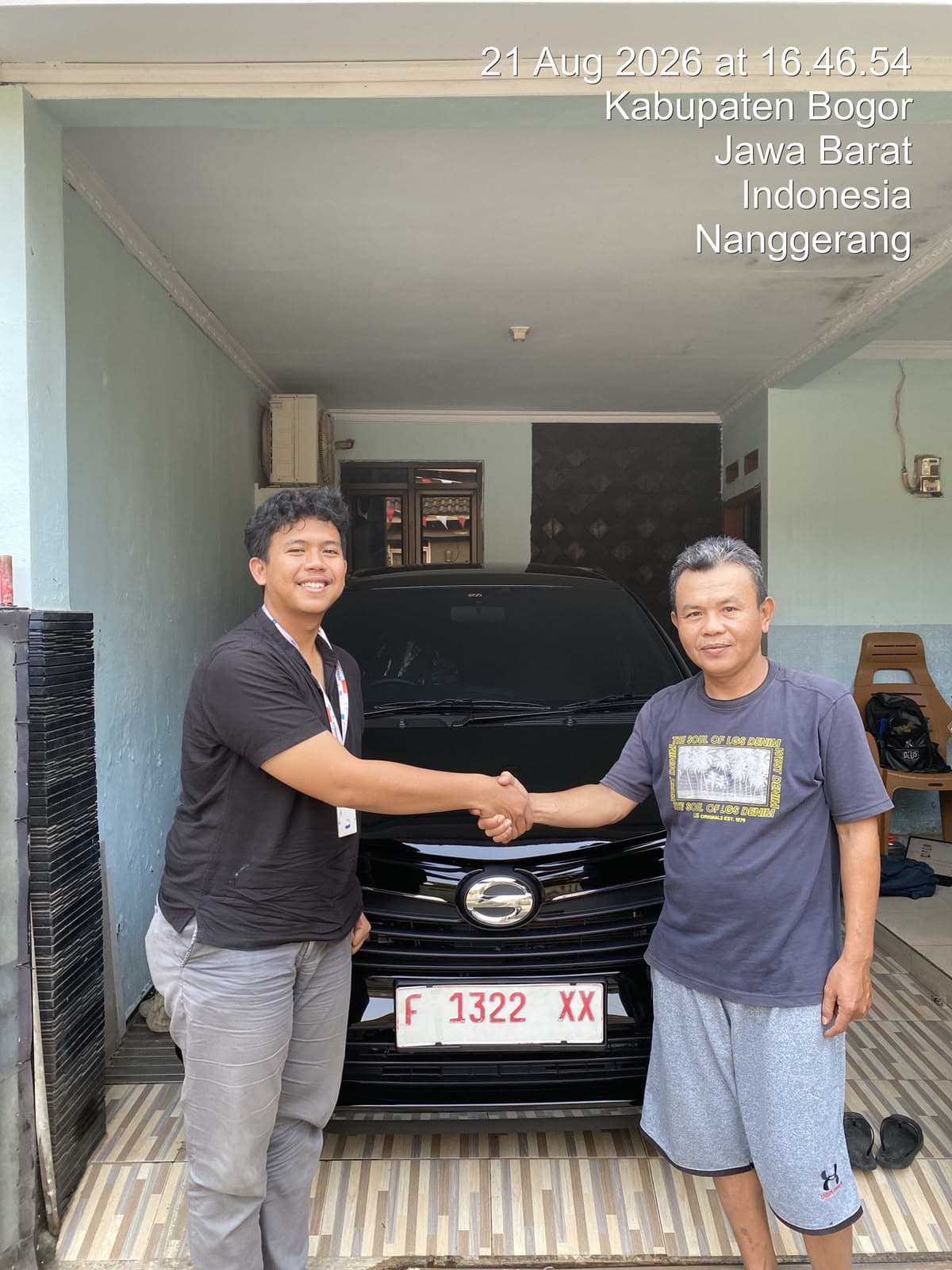 Momen serah terima unit Daihatsu kepada customer, foto 5 dari 24
