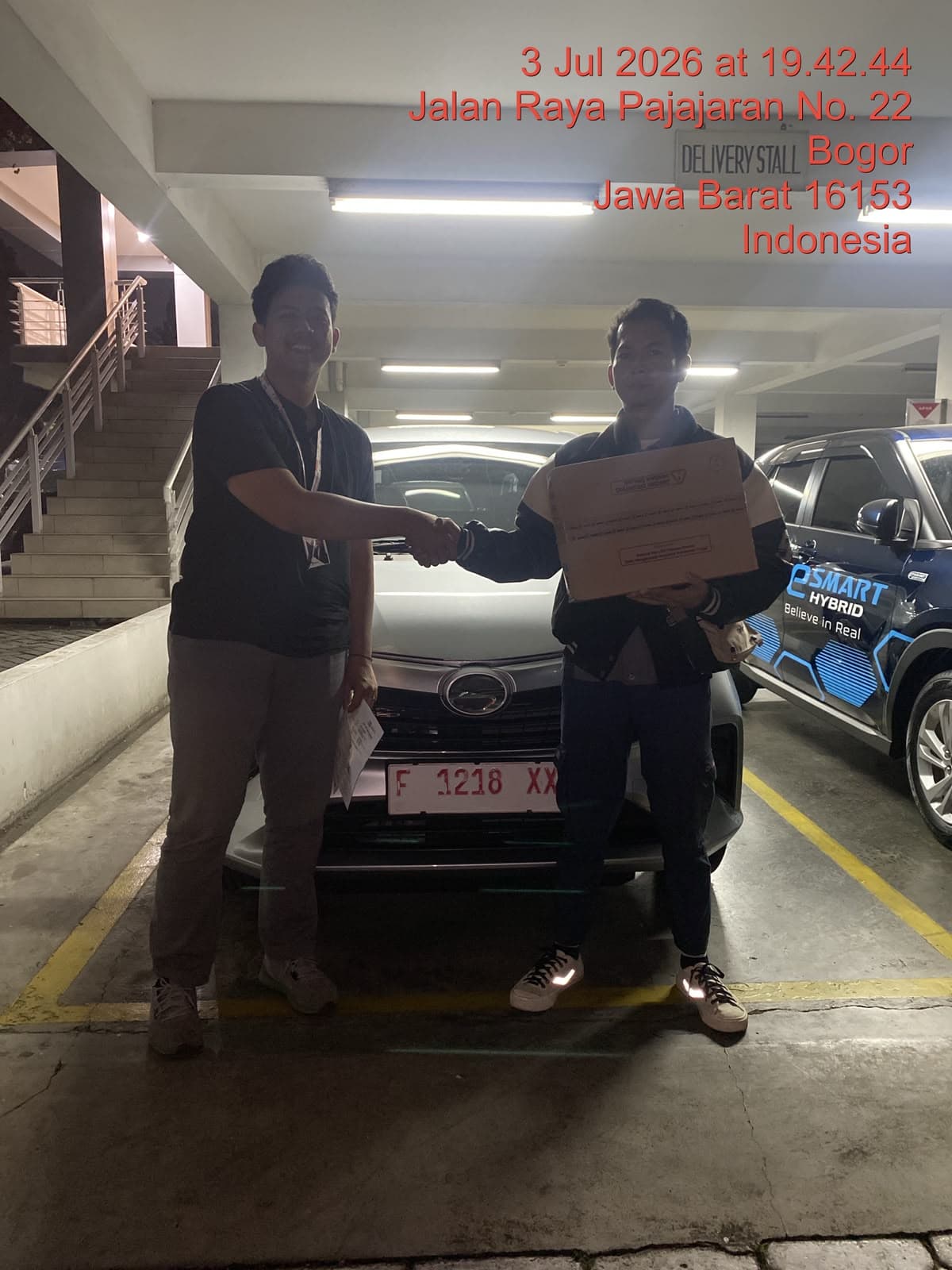 Momen serah terima unit Daihatsu kepada customer, foto 7 dari 24