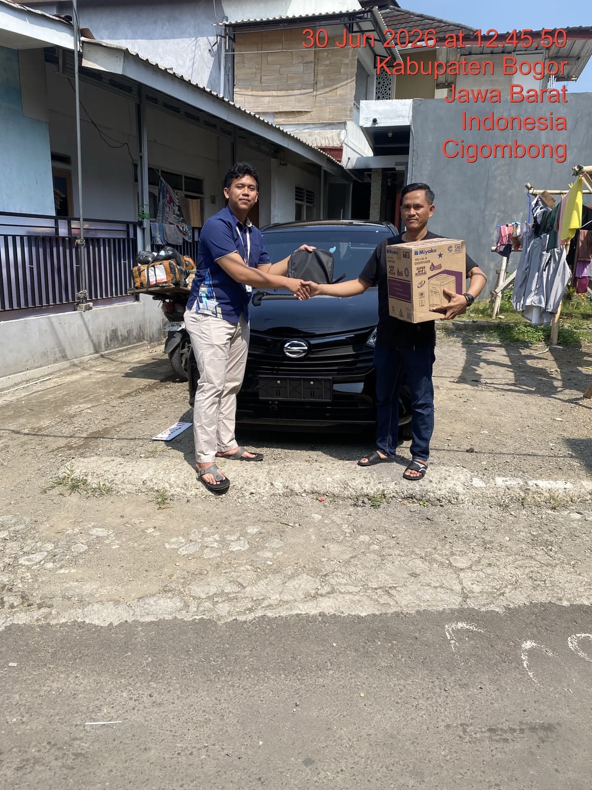 Momen serah terima unit Daihatsu kepada customer, foto 8 dari 24