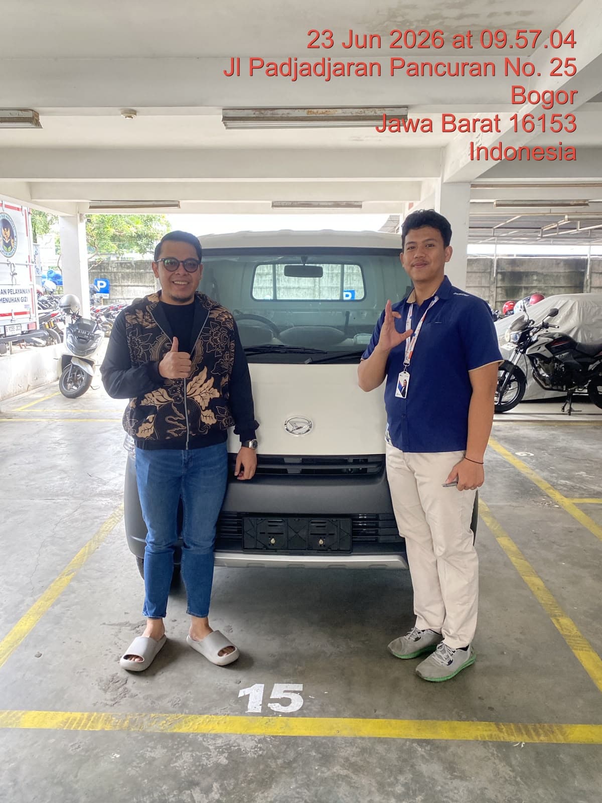 Momen serah terima unit Daihatsu kepada customer, foto 9 dari 24
